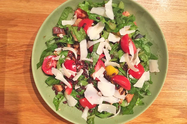 Römersalat mit Tomaten, Berberitzenbeeren, Parmesan und Croutons