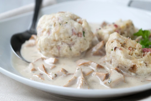 Speckkn&ouml;del in Schwammerlsauce