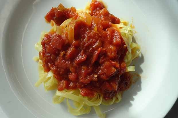 Nudeln in scharfer Tomatensauce