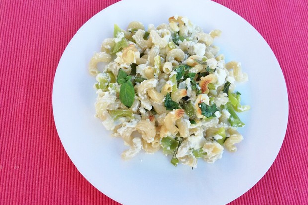 Dinkelnudeln mit Feta und Paprika