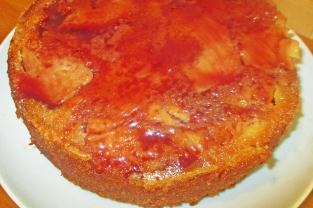 Apfel-Polenta-Kuchen gestürzt