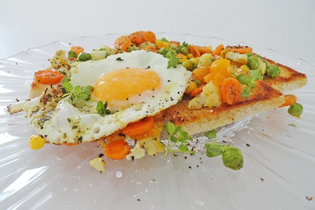 Buttertoast mit Gemüse und Spiegelei
