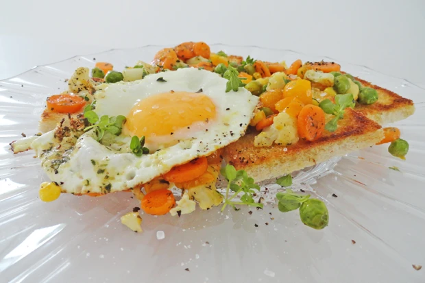 Buttertoast mit Gem&uuml;se und Spiegelei