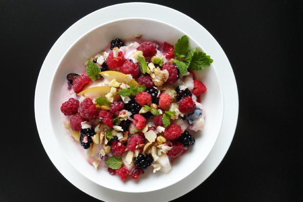 Herbstdessert mit Beeren und Nüssen