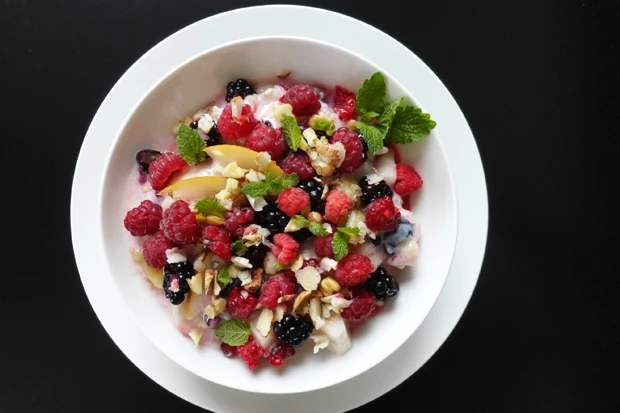 Herbstdessert mit Beeren und Nüssen