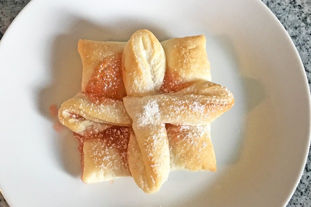 Blätterteigtascherl mit Trauben Zwetscken Marmelade
