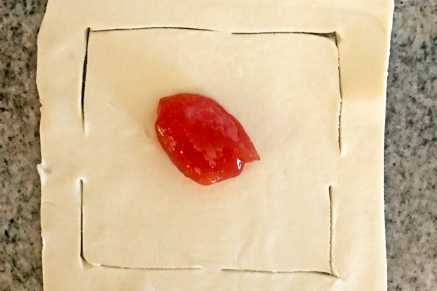 Blätterteigtascherl mit Trauben Zwetscken Marmelade