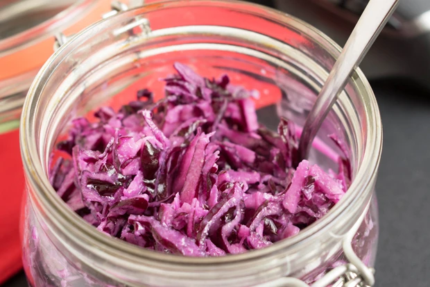 Blaukraut-Rohkost mit Apfel