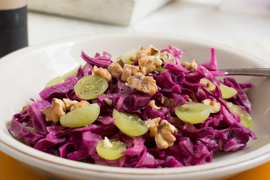 Rotkraut-Weintrauben-Salat