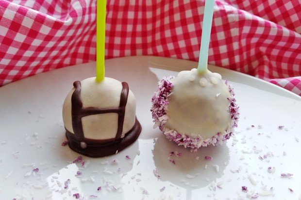 Oktoberfest-Lederhosen Cakepops
