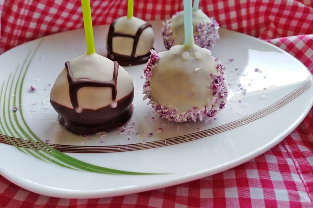 Oktoberfest-Dirndl Cakepops