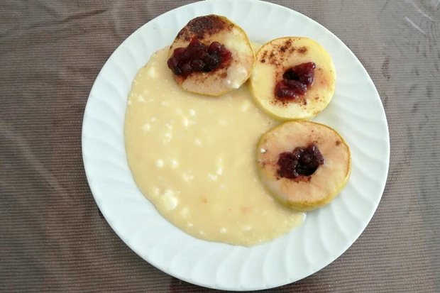 Gebackene Apfelringe mit Vanillesauce