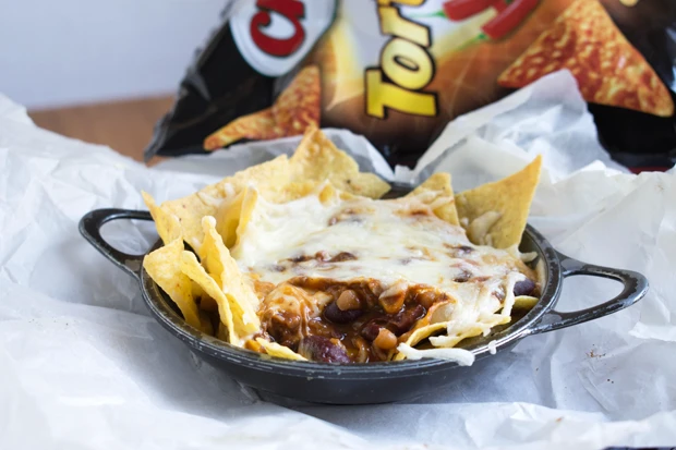 Gebackenes Chili auf Tortilla Chips