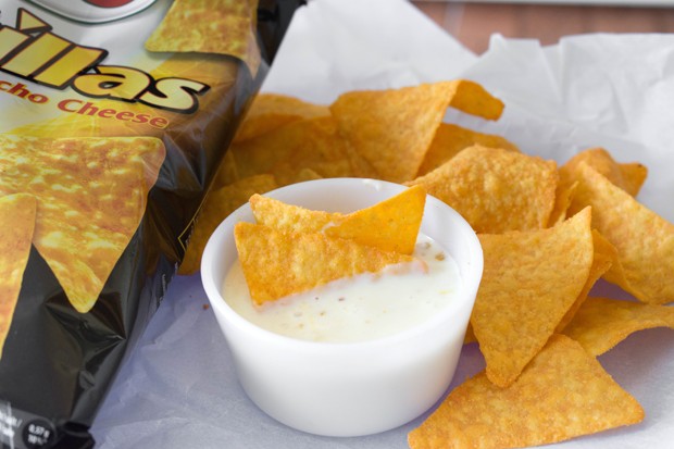 Käsedip mit Tortilla Chips