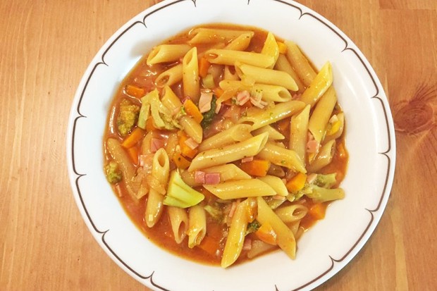 One Pot Pasta mit Schinken, Karotten und Brokkoli