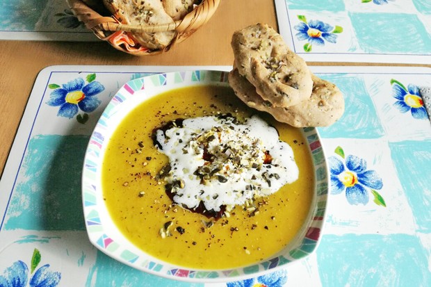 Kürbiscremesuppe mit Kürbiskern-Cracker