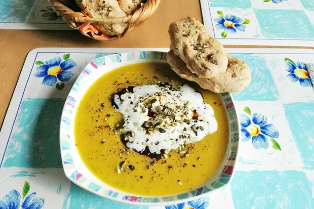 K&uuml;rbiscremesuppe mit K&uuml;rbiskern-Cracker