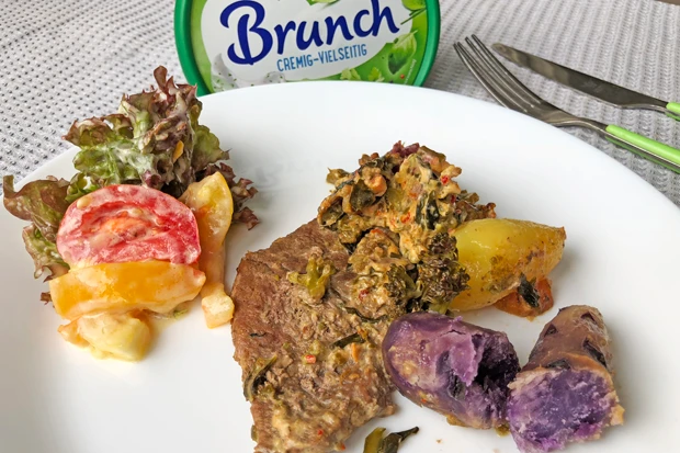 Kalbsschnitzel mit Gem&uuml;se in feiner Brunchsauce