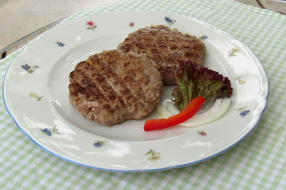 Faschierte Wildschweinlaibchen vom Grill