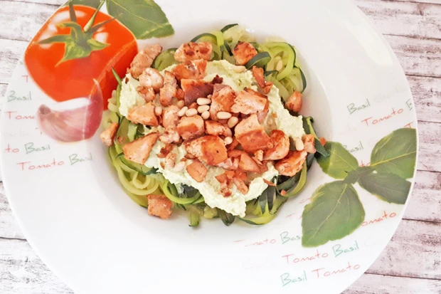 Zoodles mit Avocado Creme und knusprigem Lachs