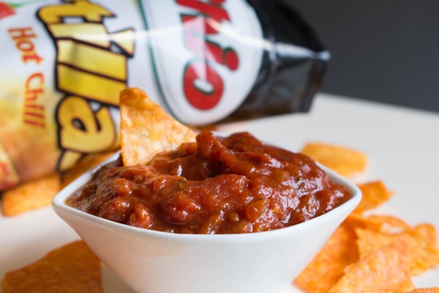 Scharfer Tomatendip mit Tortillachips