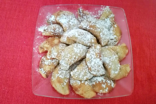 Apfel-Halbmonde mit Dinkel-Topfenteig