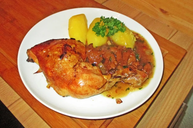H&uuml;hnerkeulen in Eierschwammerl-Sauce