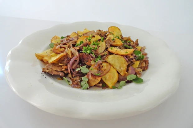 Schweinsbratengr&ouml;stl mit knusprigen Erd&auml;pfelscheiben