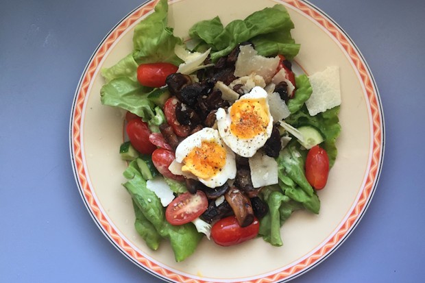 Gegrillte Champignons auf Salat