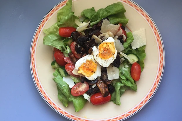 Gegrillte Champignons auf Salat