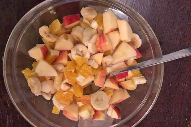 Obstsalat mit Äpfeln, Birnen, Bananen und Orangen