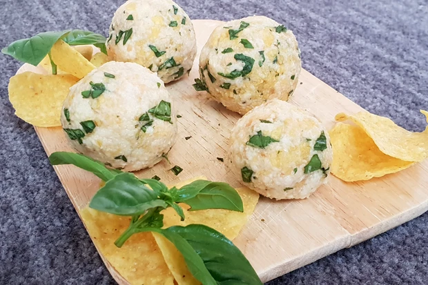 Semmelkn&ouml;del mit Tortillachips