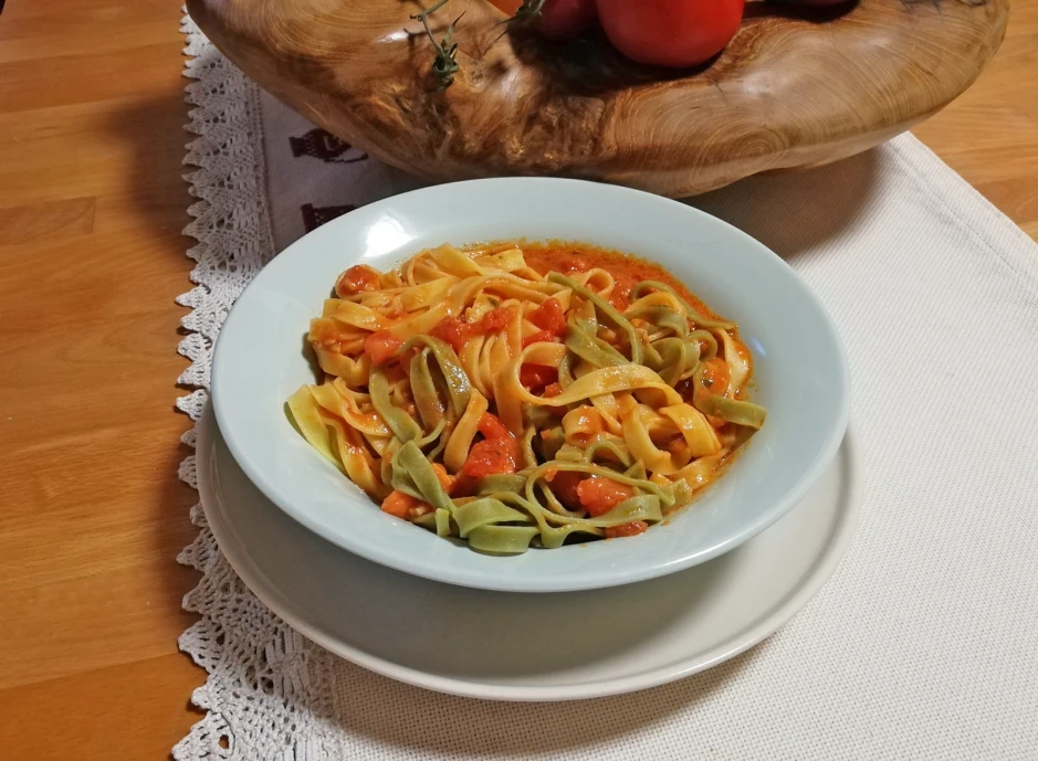 Bandnudeln mit feuriger Sauce