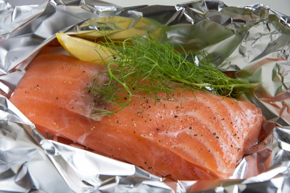 Lachsfilet in Folie gebraten
