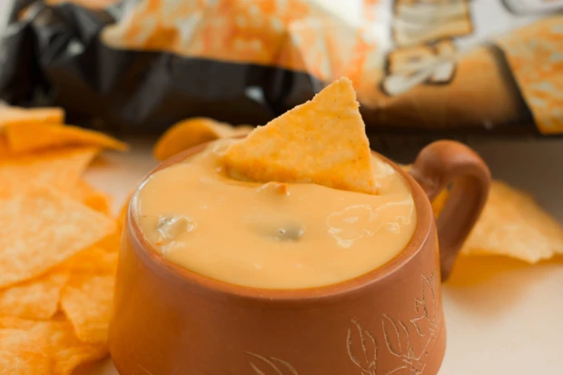 Tortilla Chips mit Cheddardip