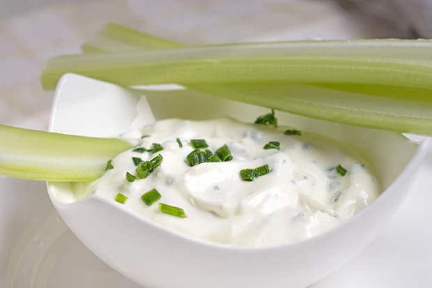 Stangensellerie mit Schnittlauch-Dip