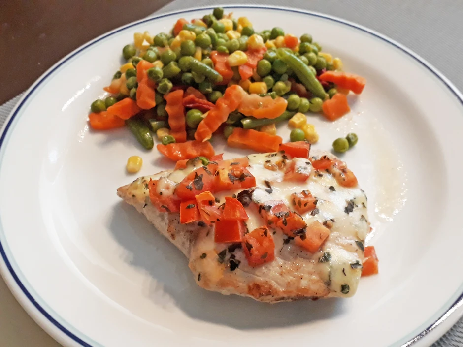 Putenschnitzel mit Tomaten-Käse-Kruste