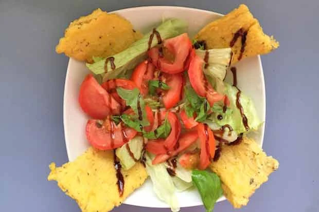 Gr&uuml;ner Salat mit Tomaten und Polentaschnitten