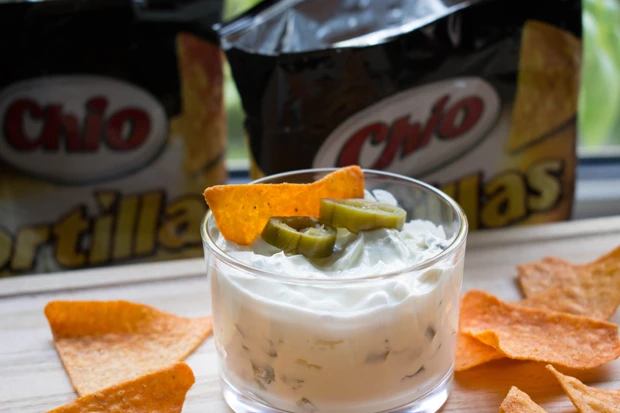 Tortillachips mit scharfem Jalapeno Dip