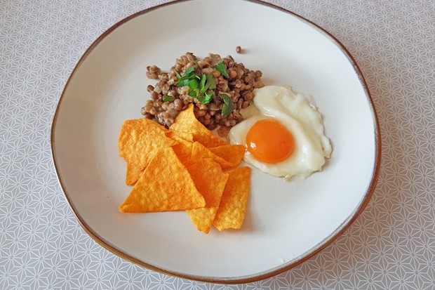 Linsen mit Spiegelei und Kellys Chips