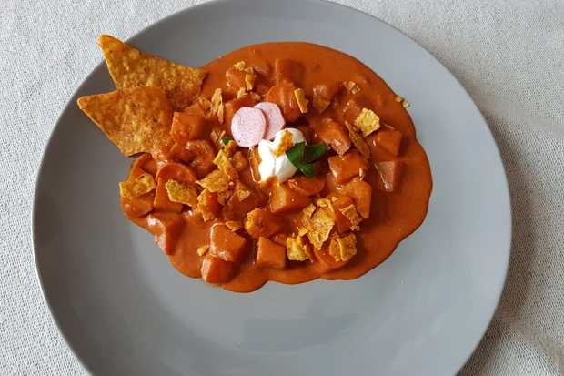 Kartoffelgulasch mit Tortilla Chips