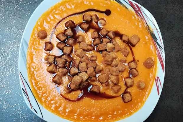 Hokkaido-Kürbissuppe mit Schalotten