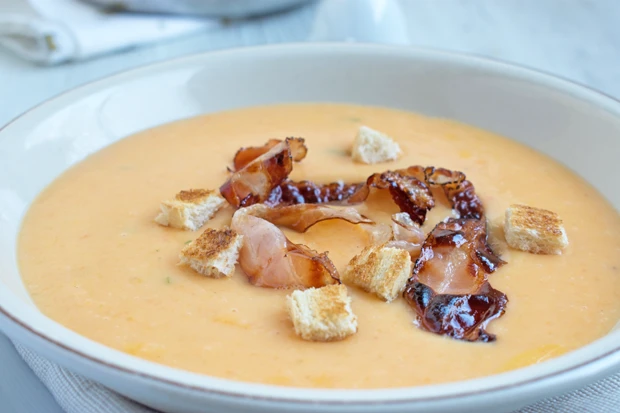 S&uuml;&szlig;kartoffelsuppe mit Speck