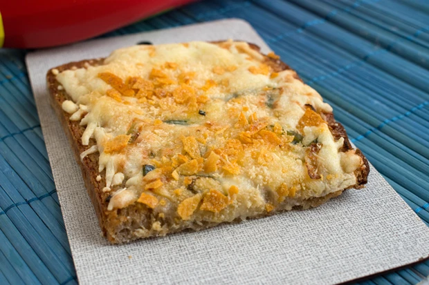 &Uuml;berbackenes Schwarzbrot mit Tortillachips und K&auml;se