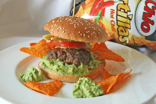 Burger auf mexikanische Art mit Chio Tortilla Chips
