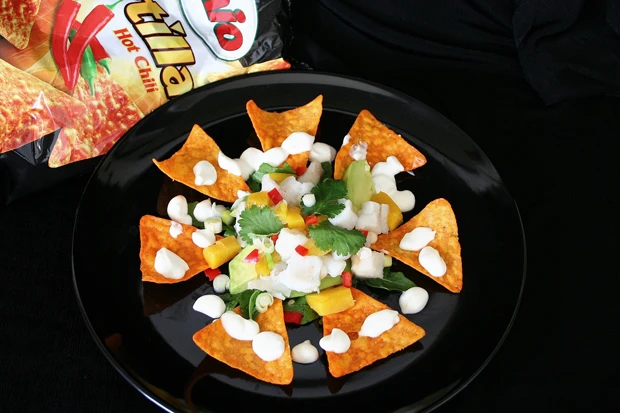 Mexikanisches Ceviche mit Tortilla Chips und Knoblauchsauce