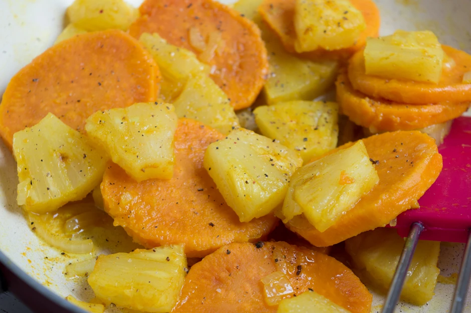 S&uuml;&szlig;kartoffeln mit Ananas