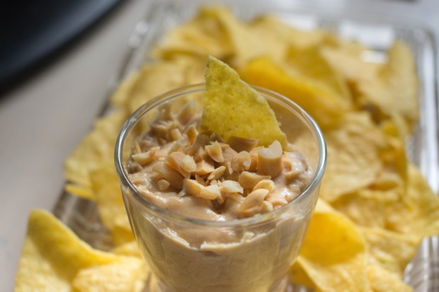Cremiger Erdnussbutterdip mit Tortillachips