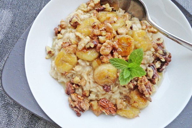 Warmer Frühstücksbrei mit karamellisierten Bananen und Walnüssen