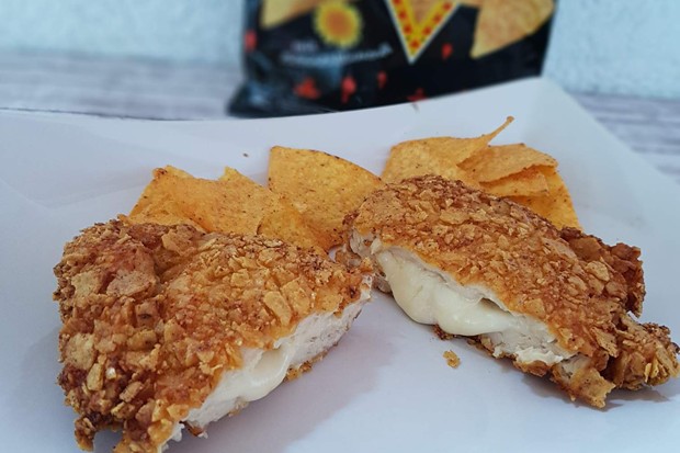 Gebackenes Käse-Hähnchen im Tortilla Chips Mantel
